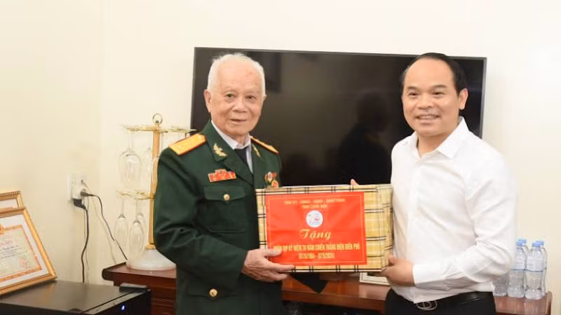 Đồng chí Nguyễn Quốc Đoàn, Ủy viên Trung ương Đảng, Bí thư Tỉnh ủy Lạng Sơn thăm, tặng quà ông Nguyễn Đức Am (cựu chiến binh Điện Biên), trú tại khối 2, phường Hoàng Văn Thụ, thành phố Lạng Sơn.