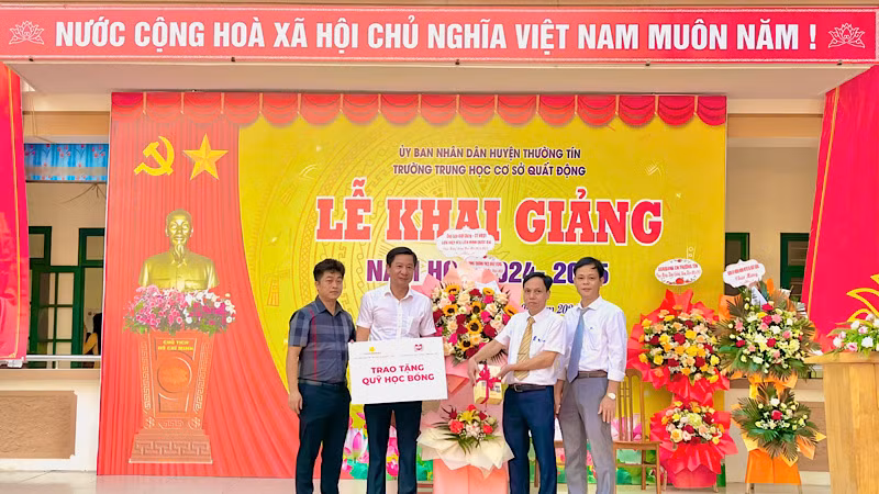 Đại diện Liên hiệp Hợp tác xã Liên minh Quốc gia Việt Nam phối hợp Công ty cổ phần Văn hóa đọc và học Việt Nam-Sàn Văn hóa học và học Việt Nam trao tặng quà cho nhà trường.
