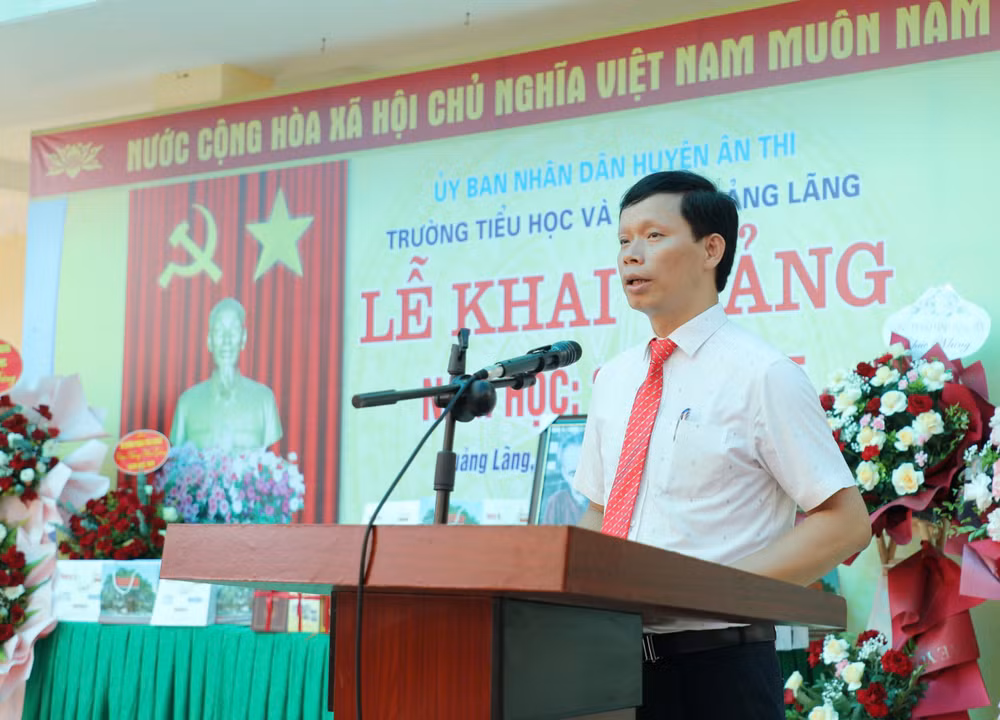 Thầy Cáp Xuân Hỷ, Phó Hiệu trưởng Trường tiểu học và trung học cơ sở xã Quảng Lãng, cảm ơn sự quan tâm của Báo Nhân Dân và nhà tài trợ. Thầy Cáp Xuân Hỷ, Phó Hiệu trưởng Trường tiểu học và trung học cơ sở xã Quảng Lãng, cảm ơn sự quan tâm của Báo Nhân Dân và nhà tài trợ.