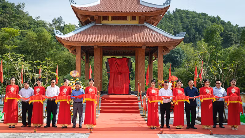 Lãnh đạo Báo Nhân Dân và tỉnh Thái Nguyên cắt băng khánh thành Nhà bia di tích tại xã Quy Kỳ, huyện Định Hóa, tỉnh Thái Nguyên.