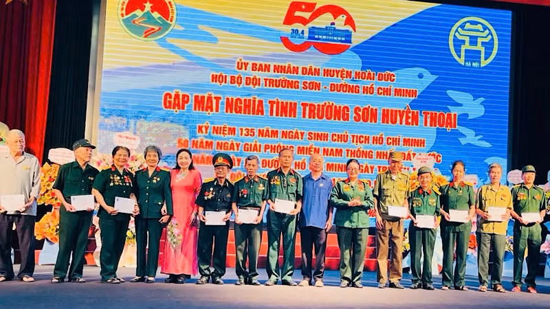 Ban Tổ chức tặng quà "Nghĩa tình Trường Sơn" cho các hội viên.