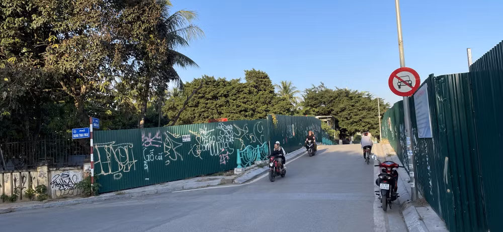 Cấm ô-tô đoạn đường Đặng Thai Mai rẽ trái ra Quảng An hướng đi Xuân Diệu.