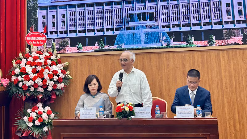 Hội thảo có sự tham gia của nhiều chuyên gia, nhà nghiên cứu và các thế hệ giảng viên của nhà trường. 