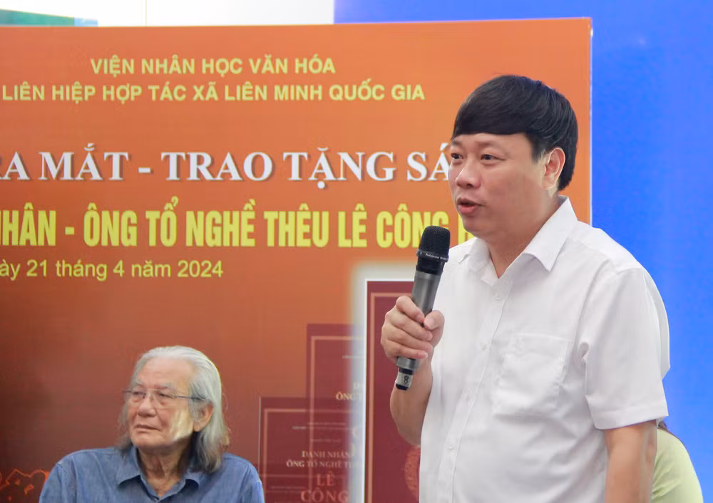 Nhà văn Phùng Văn Khai, Phó Tổng biên tập Tạp chí Văn nghệ Quân đội, chia sẻ về cuốn sách. Nhà văn Phùng Văn Khai, Phó Tổng biên tập Tạp chí Văn nghệ Quân đội, chia sẻ về cuốn sách.