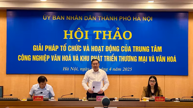 Phó Chủ tịch Thường trực Ủy ban nhân dân Thành phố Hà Nội Lê Hồng Sơn điều hành hội thảo.