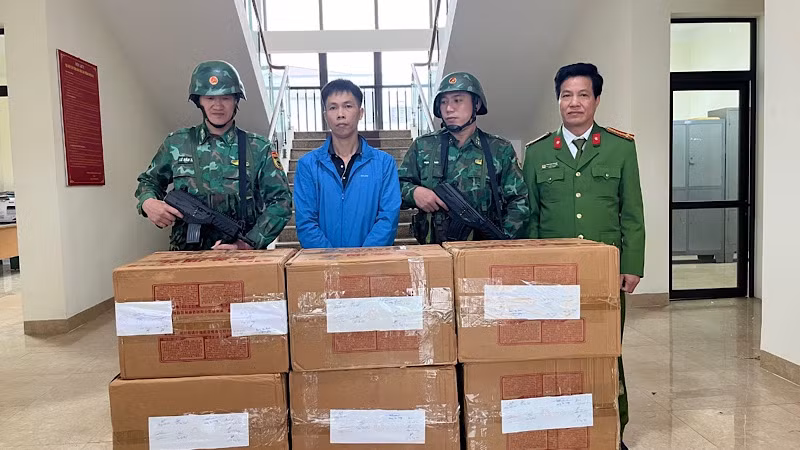 Đối tượng bị bắt giữ cùng tang vật.