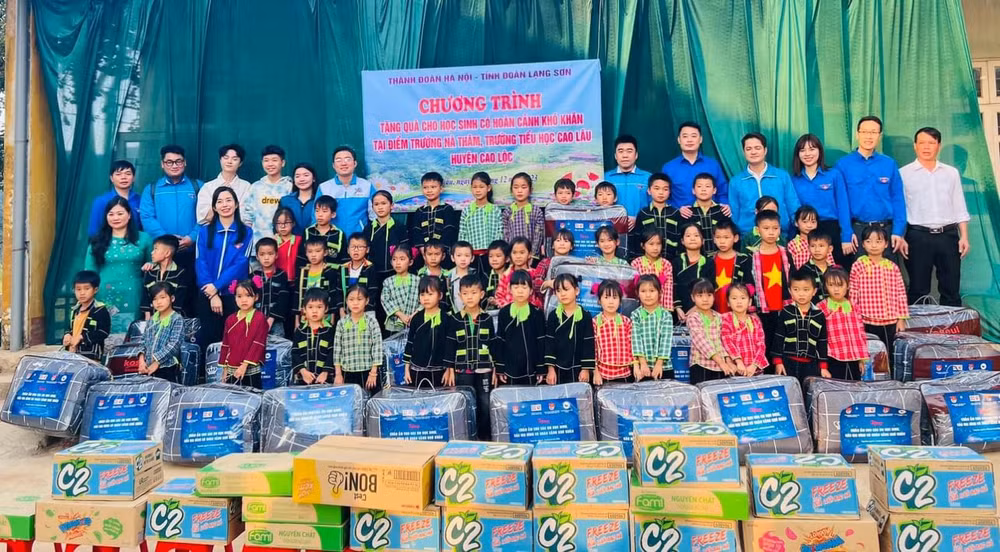 Trao tặng quà cho học sinh có hoàn cảnh khó khăn tại điểm trường Nà Tâm, Trường tiểu học Cao Lâu, huyện Cao Lộc.