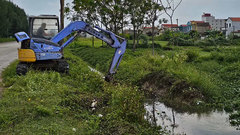 Phương tiện cơ giới vét mương, tiêu thoát nước. Phương tiện cơ giới vét mương, tiêu thoát nước.