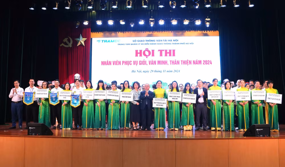 15 đội thi đến từ 10 doanh nghiệp vận tải hành khách công cộng bằng xe buýt trên địa bàn thành phố Hà Nội.