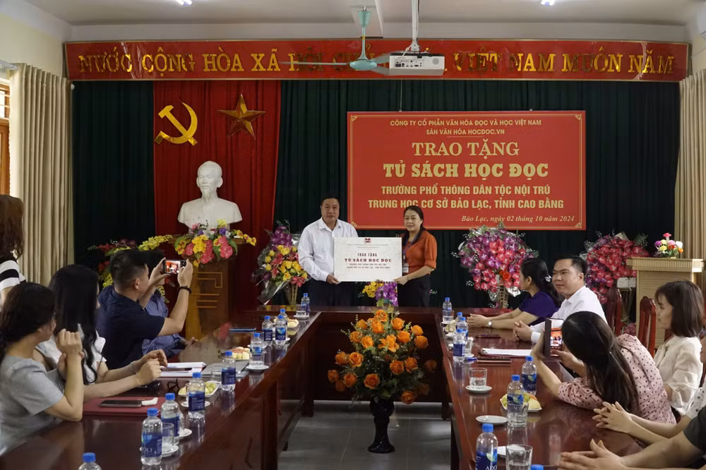 Công ty cổ phần Văn hóa Đọc và Học Việt Nam-Hocdoc.vn trao tặng tủ sách cho Trường phổ thông dân tộc nội trú trung học cơ sở huyện Bảo Lạc. (Ảnh: MINH TUẤN)