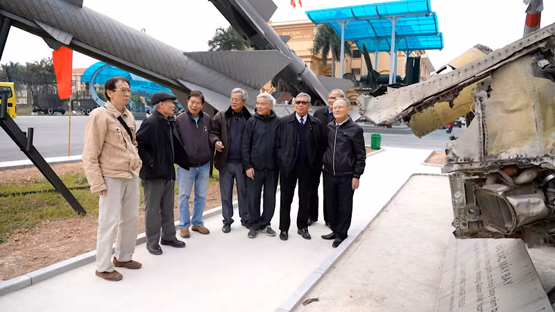 Những người lính không quân năm xưa tham quan Bảo tàng Phòng không-Không quân trong những ngày tháng 12 lịch sử.