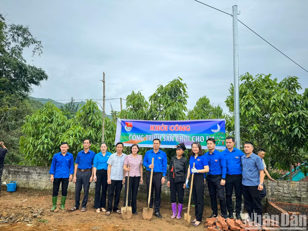 Các đoàn viên tham gia xây dựng sân chơi cho trẻ em. (Ảnh: THANH SƠN)