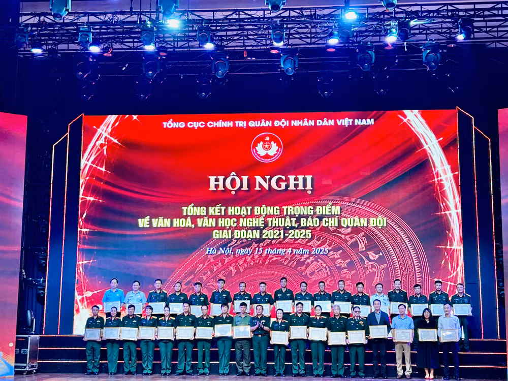 Đại diện các tập thể nhận Bằng khen của Bộ Quốc phòng.