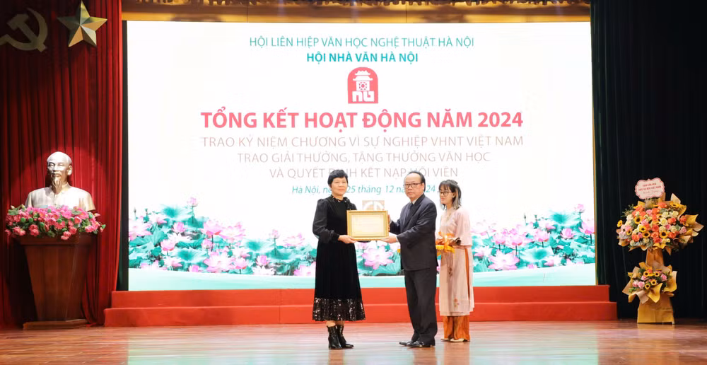 Đại diện gia đình cố nhà văn Lê Lựu nhận tặng thưởng.