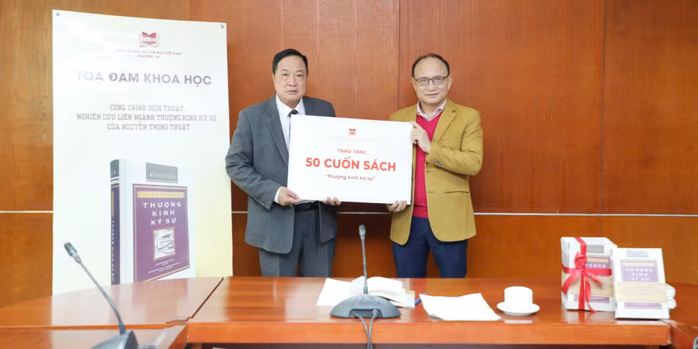 Đại diện Sàn Văn hóa Học và Đọc Việt Nam-Hocdoc.vn trao tặng sách cho Học viện Khoa học xã hội.