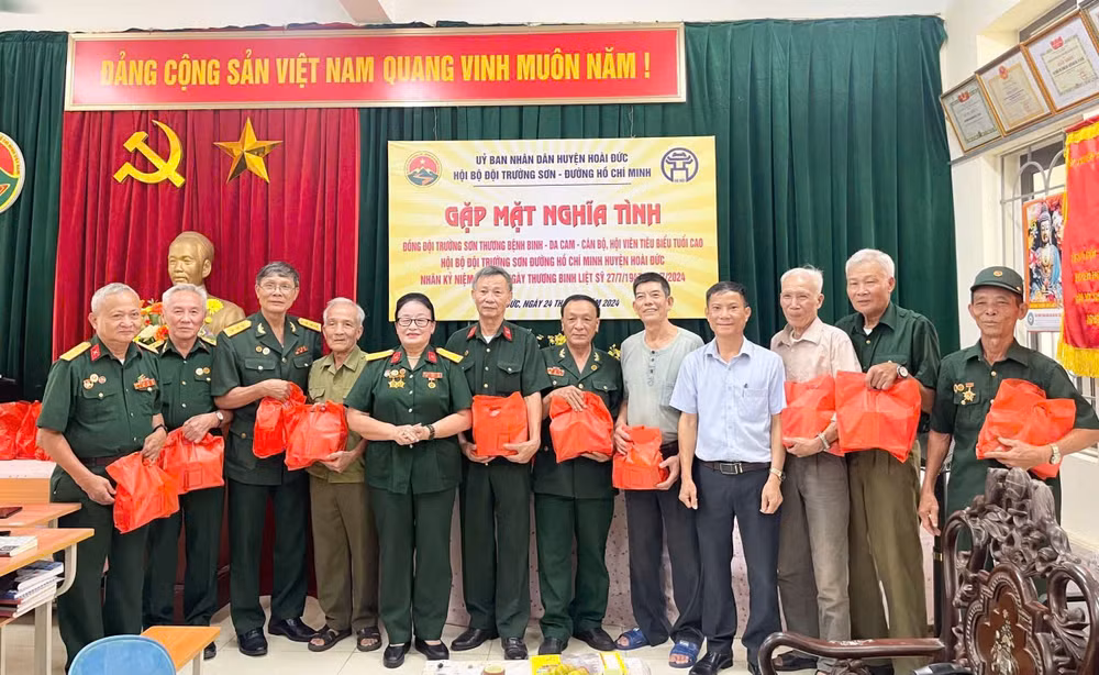 Tặng quà cho các thương, bệnh binh của Hội Bộ đội Trường Sơn-đường Hồ Chí Minh nhân kỷ niệm Ngày Thương binh-Liệt sĩ 27/7.