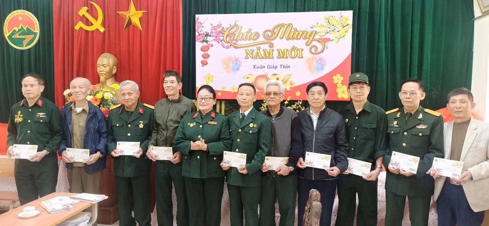 Hội Bộ đội Trường Sơn-đường Hồ Chí Minh huyện Hoài Đức tặng quà cho các hội viên nhân dịp Tết đến Xuân về.