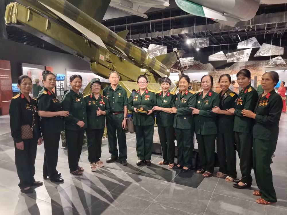 Hội Bộ đội Trường Sơn-đường Hồ Chí Minh huyện Hoài Đức tham quan Bảo tàng Lịch sử Quân sự Việt Nam.