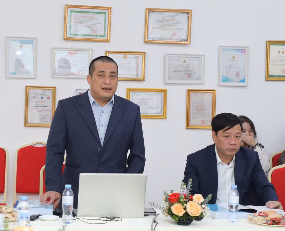 Nhà văn Nguyễn Xuân Tuấn chủ trì hội thảo. Nhà văn Nguyễn Xuân Tuấn chủ trì hội thảo.