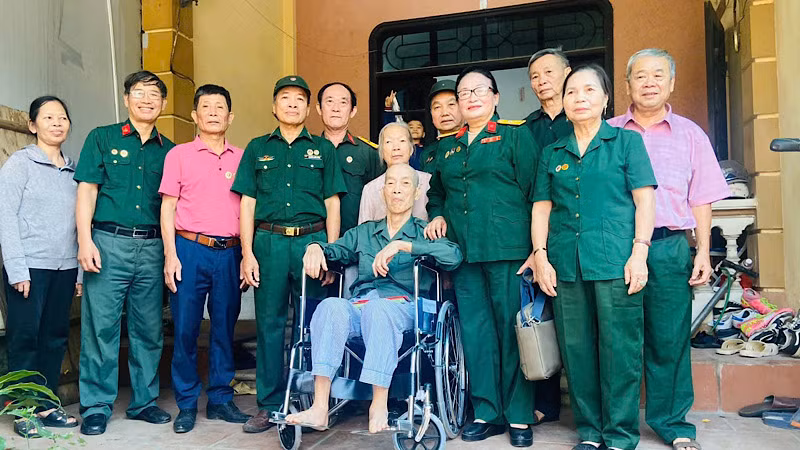 Hội Bộ đội Trường Sơn-đường Hồ Chí Minh huyện Hoài Đức tặng xe lăn cho thương binh Nguyễn Thế Tiền (xã Kim Chung).