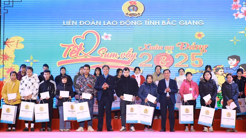 Chương trình “Tết sum vầy-Xuân ơn Đảng” 2025 tại Bắc Giang. (Ảnh: TƯỜNG VI)