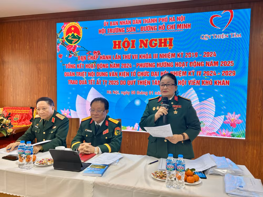 Phó Chủ tịch Thường trực Hội Trường Sơn-đường Hồ Chí Minh thành phố Hà Nội Ngô Thị Tuyết báo cáo tình hình hoạt động năm 2024 của hội. Phó Chủ tịch Thường trực Hội Trường Sơn-đường Hồ Chí Minh thành phố Hà Nội Ngô Thị Tuyết báo cáo tình hình hoạt động năm 2024 của hội.