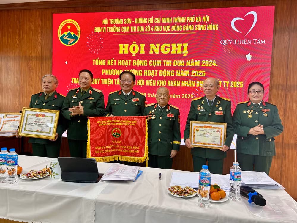 Trao tặng Cờ cho đơn vị xuất sắc Cụm Thi đua khu vực đồng bằng sông Hồng. Trao tặng Cờ cho đơn vị xuất sắc Cụm Thi đua khu vực đồng bằng sông Hồng.
