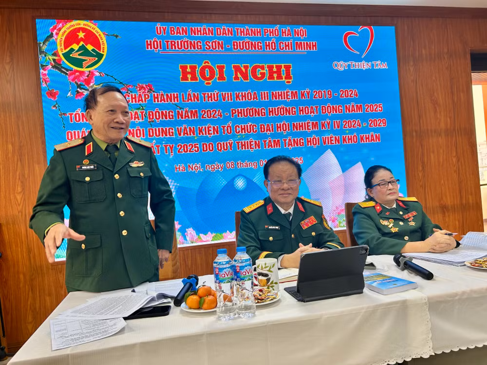 Thiếu tướng Hoàng Anh Tuấn, Phó Chủ tịch Thường trực Hội Truyền thống Trường Sơn-Đường Hồ Chí Minh Việt Nam ghi nhận và biểu dương những kết quả Hội Trường Sơn Hà Nội đã đạt được trong năm 2024. Thiếu tướng Hoàng Anh Tuấn, Phó Chủ tịch Thường trực Hội Truyền thống Trường Sơn-Đường Hồ Chí Minh Việt Nam ghi nhận và biểu dương những kết quả Hội Trường Sơn Hà Nội đã đạt được trong năm 2024.
