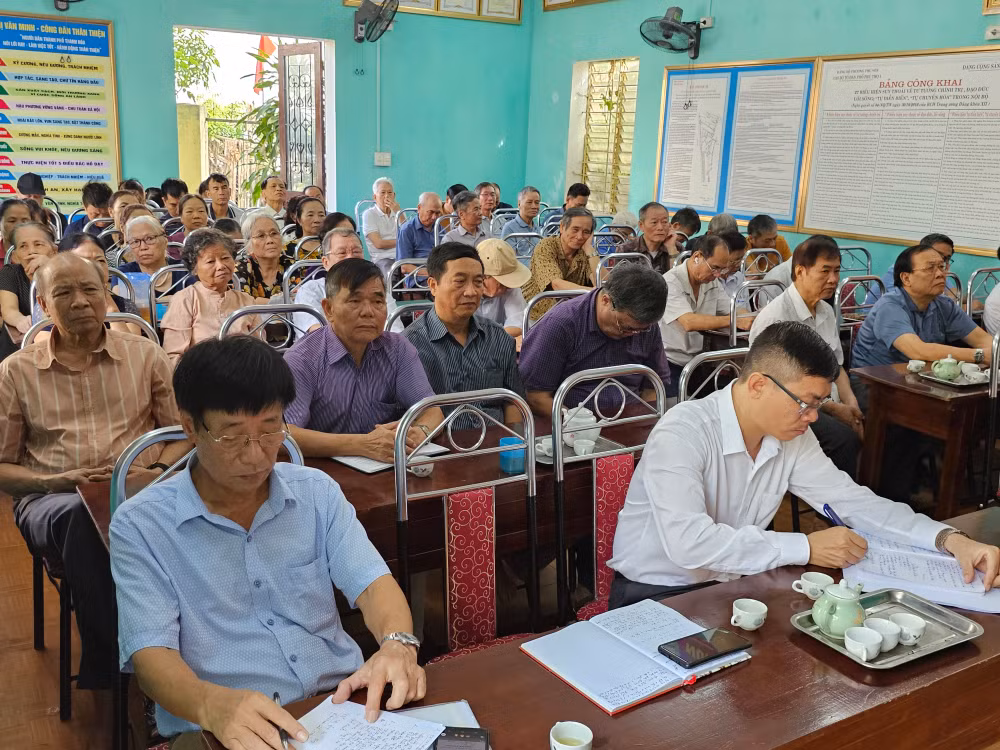 Các đảng viên Tổ dân phố Phú Thọ 1, phường Phú Sơn dự sinh hoạt chi bộ thường kỳ. Các đảng viên Tổ dân phố Phú Thọ 1, phường Phú Sơn dự sinh hoạt chi bộ thường kỳ.