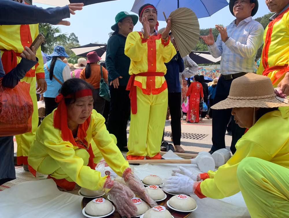 Hội thi gói, nấu bánh chưng, giã bánh giầy tại Lễ hội Đền Hùng 2024 ảnh 6 Hội thi gói, nấu bánh chưng, giã bánh giầy tại Lễ hội Đền Hùng 2024 ảnh 6