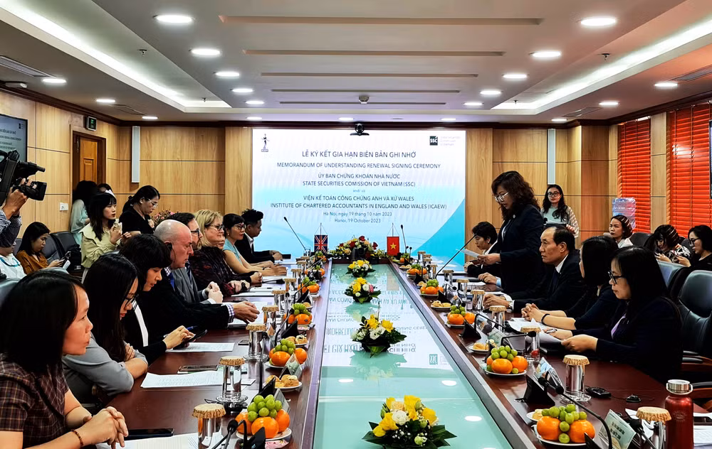 Chủ tịch Ủy ban chứng khoán Nhà nước Vũ Thị Chân Phương phát biểu tại lễ ký kết. Chủ tịch Ủy ban chứng khoán Nhà nước Vũ Thị Chân Phương phát biểu tại lễ ký kết.