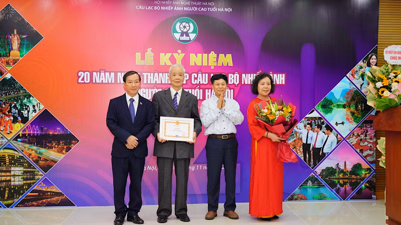 Câu lạc bộ Nhiếp ảnh Người cao tuổi Hà Nội vinh dự nhận Giấy khen của Hội Nhiếp ảnh Nghệ thuật Hà Nội. (Ảnh: ĐÀO MINH XUYÊN)