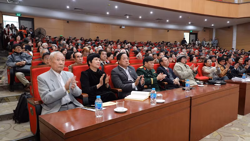 Các hội viên tham dự lễ tổng kết Hội Nhà văn Hà Nội năm 2024.