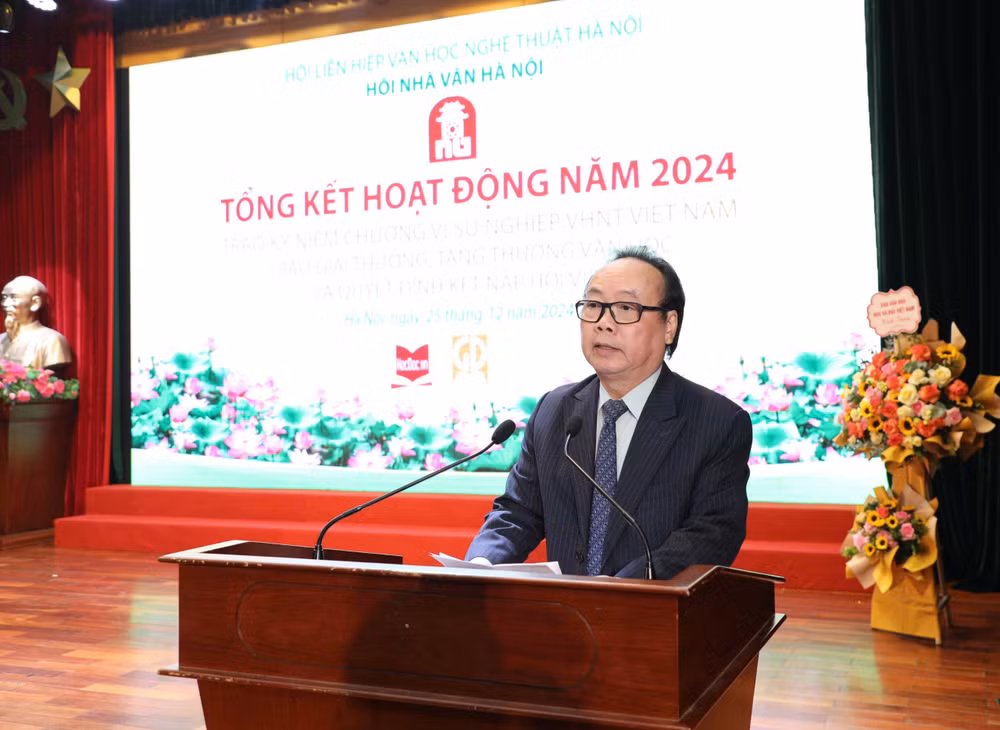 Chủ tịch Hội Nhà văn Hà Nội Trần Gia Thái đánh giá cao kết quả mà hội đã đạt được trong năm 2024, cũng như nêu bật phương hướng, nhiệm vụ của hội trong năm 2025.