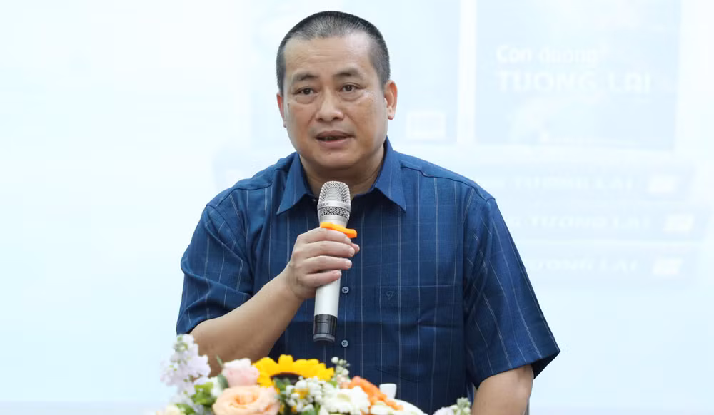 Nhà văn Nguyễn Xuân Tuấn chia sẻ về hành trình gần 2.000 ngày "thai nghén" cuốn sách "Con đường tương lai". Nhà văn Nguyễn Xuân Tuấn chia sẻ về hành trình gần 2.000 ngày "thai nghén" cuốn sách "Con đường tương lai".