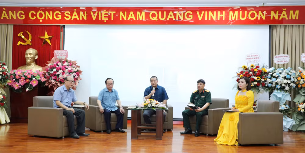 Trong khuôn khổ lễ ra mắt, tác giả đã có buổi tọa đàm thú vị với các khách mời. Trong khuôn khổ lễ ra mắt, tác giả đã có buổi tọa đàm thú vị với các khách mời.