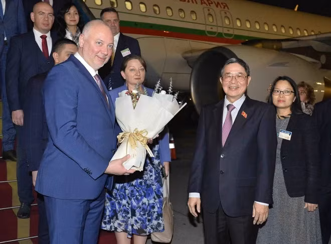 Phó Chủ tịch Quốc hội Nguyễn Đức Hải tặng hoa Chủ tịch Quốc hội nước Cộng hòa Bulgaria Rossen Dimitrov Jeliazkov tại sân bay Nội Bài, Hà Nội. Phó Chủ tịch Quốc hội Nguyễn Đức Hải tặng hoa Chủ tịch Quốc hội nước Cộng hòa Bulgaria Rossen Dimitrov Jeliazkov tại sân bay Nội Bài, Hà Nội.