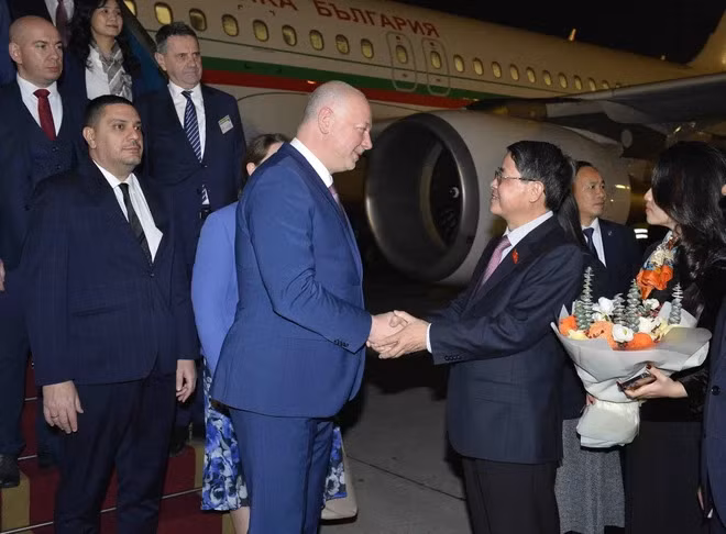 Phó Chủ tịch Quốc hội Nguyễn Đức Hải đón Chủ tịch Quốc hội nước Cộng hòa Bulgaria Rossen Dimitrov Jeliazkov tại sân bay Nội Bài, Hà Nội. Phó Chủ tịch Quốc hội Nguyễn Đức Hải đón Chủ tịch Quốc hội nước Cộng hòa Bulgaria Rossen Dimitrov Jeliazkov tại sân bay Nội Bài, Hà Nội.