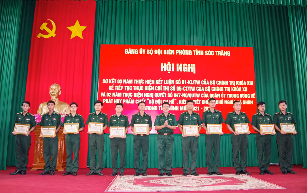 Đại tá Lê Văn Anh, Phó Chính ủy Bộ đội biên phòng tỉnh Sóc Trăng, trao giấy khen cho các tập thể và cá nhân.
