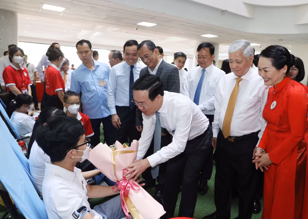 Chủ tịch nước Võ Văn Thưởng thăm, động viên những người tham gia hiến máu nhân đạo. (Ảnh: TTXVN)