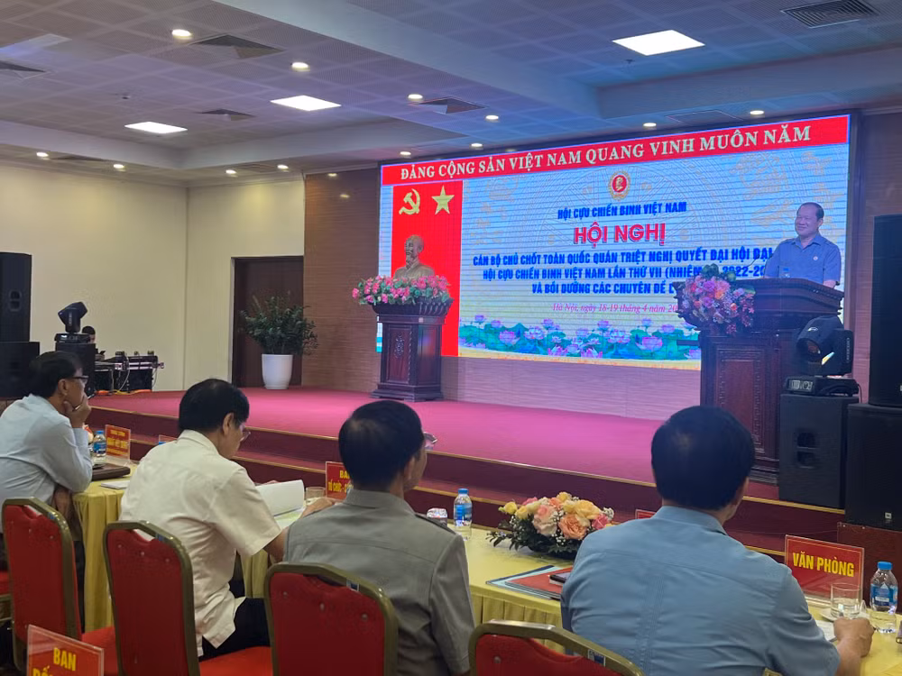 Chủ tịch Hội Cựu chiến binh Việt Nam Bế Xuân Trường phát biểu khai mạc hội nghị. Chủ tịch Hội Cựu chiến binh Việt Nam Bế Xuân Trường phát biểu khai mạc hội nghị.