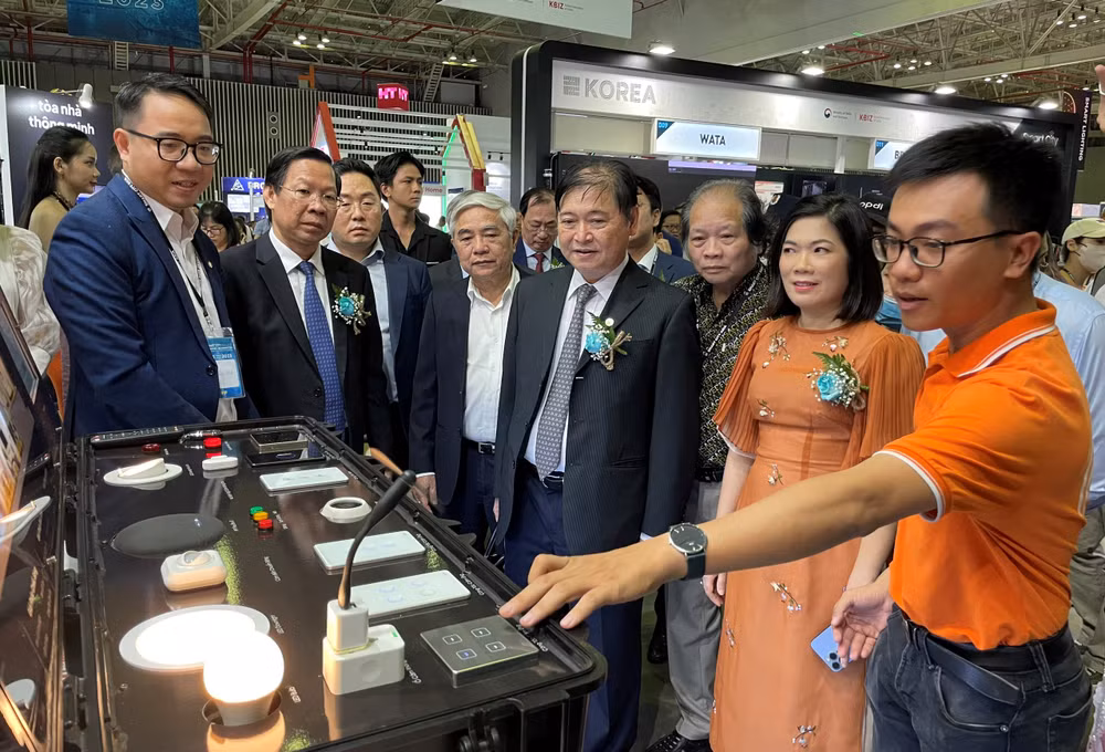 Lãnh đạo bộ, ngành và Thành phố Hồ Chí Minh tham quan mô hình nhà thông minh được trưng bày tại Smart City Asia 2023. 