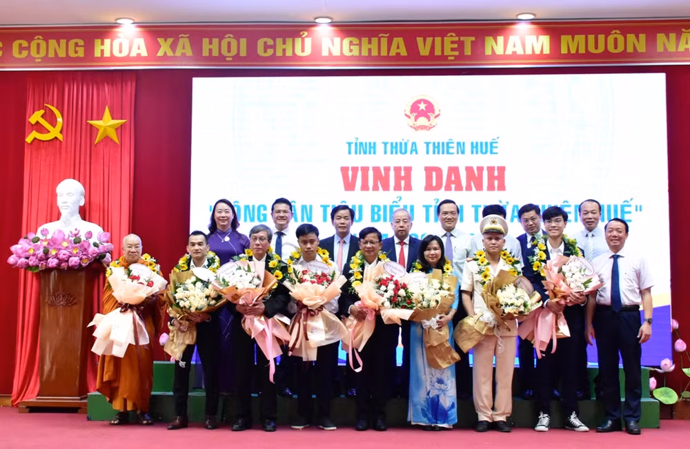 Lãnh đạo tỉnh Thừa Thiên Huế tặng hoa, chụp ảnh lưu niệm với các công dân tiêu biểu được vinh danh.