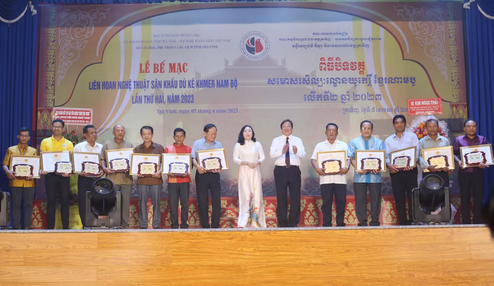 Đại diện các đơn vị Liên hoan nghệ thuật sân khấu Dù Kê Khmer Nam Bộ lần thứ II nhận Bằng khen và biểu trưng. Đại diện các đơn vị Liên hoan nghệ thuật sân khấu Dù Kê Khmer Nam Bộ lần thứ II nhận Bằng khen và biểu trưng.