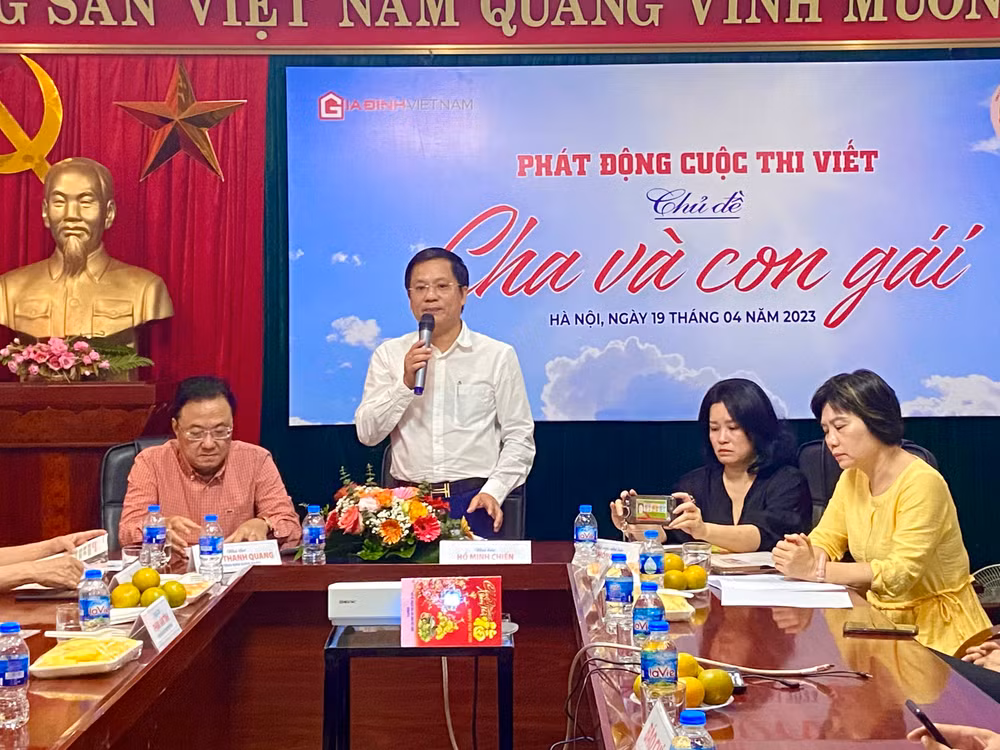 Nhà báo Hồ Minh Chiến phát biểu khai mạc cuộc thi viết “Cha và con gái”. Nhà báo Hồ Minh Chiến phát biểu khai mạc cuộc thi viết “Cha và con gái”.