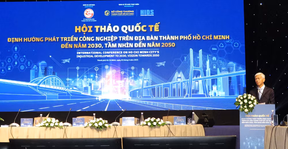 Phó Chủ tịch Ủy ban nhân dân Thành phố Hồ Chí Minh Võ Văn Hoan phát biểu tại hội thảo.