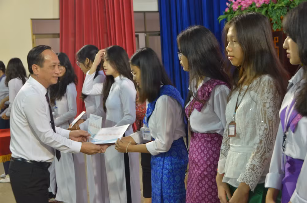 Chủ tịch Ủy ban nhân dân tỉnh Bạc Liêu Phạm Văn Thiều trao học bổng cho các em học người dân tộc Khmer có thành tích học tập tốt. Chủ tịch Ủy ban nhân dân tỉnh Bạc Liêu Phạm Văn Thiều trao học bổng cho các em học người dân tộc Khmer có thành tích học tập tốt.