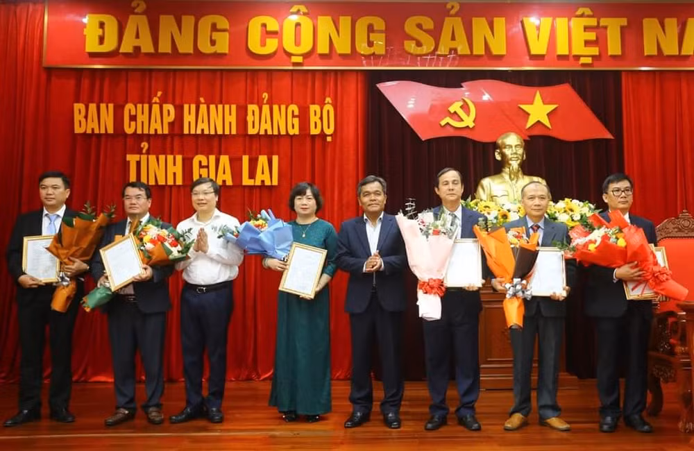 Bí thư Tỉnh ủy Gia Lai Hồ Văn Niên và Chủ tịch Ủy ban nhân dân tỉnh Gia Lai Trương Hải Long trao quyết định và tặng hoa chúc mừng các đồng chí vừa được điều động, bổ nhiệm.