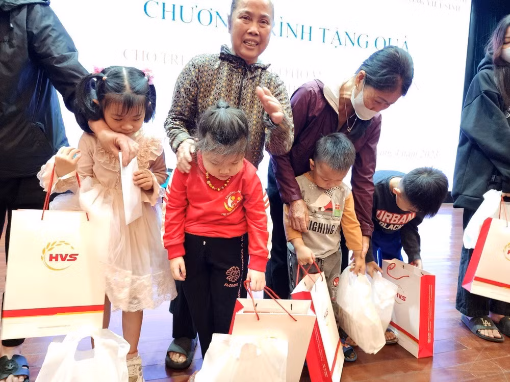 Người nhà các cháu nhỏ cảm động trước sự quan tâm mà Câu lạc bộ Báo chí Bắc Ninh cùng các nhà hảo tâm dành cho các cháu.