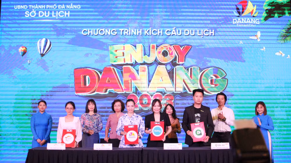 Ký kết đồng hành triển khai chương trình.